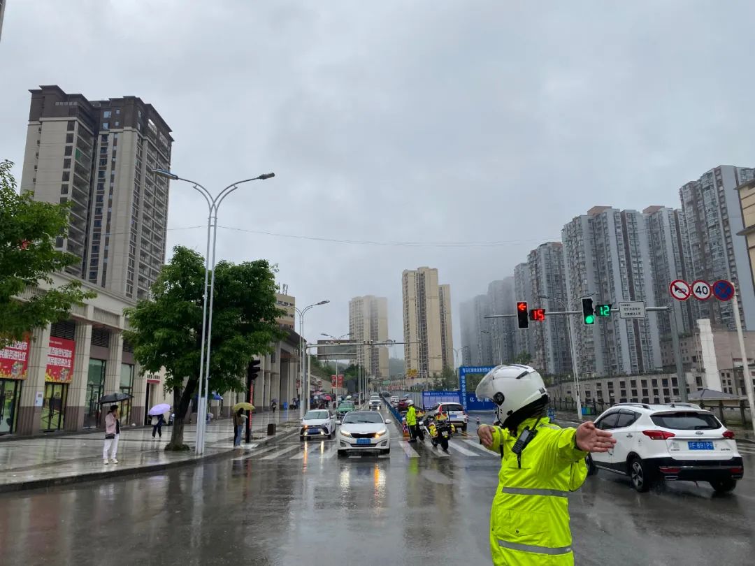夏季行动|暴雨来袭，巫溪公安全力守护为群众撑起“平安伞”