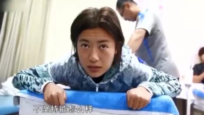 女足夺冠瞬间男子举狗庆祝,女足最惨的一次比赛