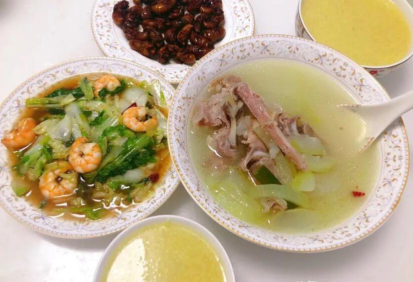 县城小伙月薪4500，晒三餐走红，网友酸了：上海15000不敢这么吃