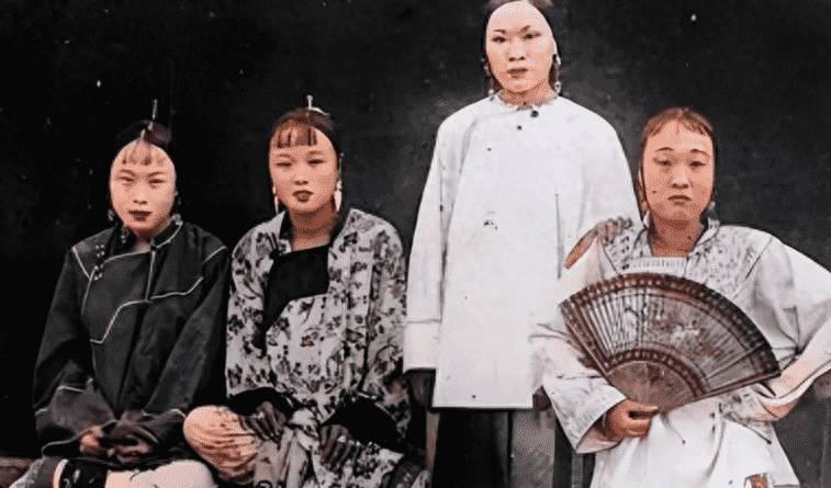 日军日记：*安妇慰**不服从管教，我很愤怒，用*刀刺**插入她的*体下**