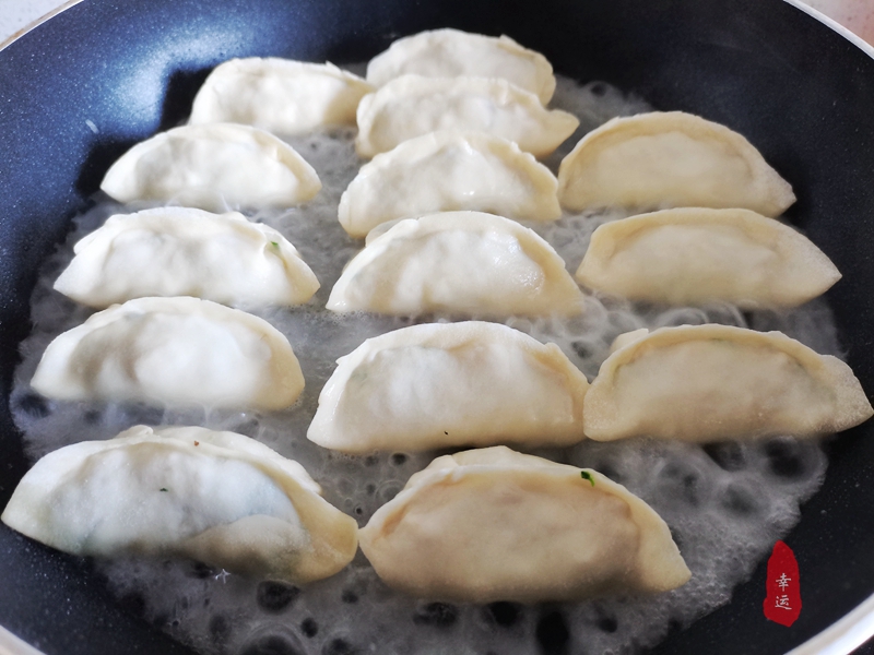 锅贴是封口好吃还是不封口好,锅贴较教程