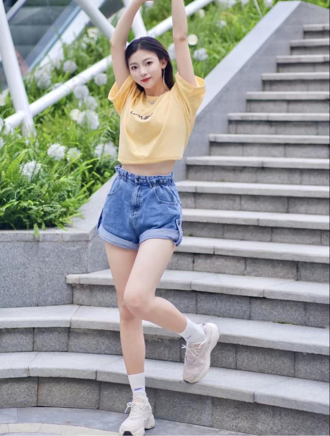 红色牛仔短裤搭配什么颜色上衣,微胖牛仔短裤搭配什么上衣