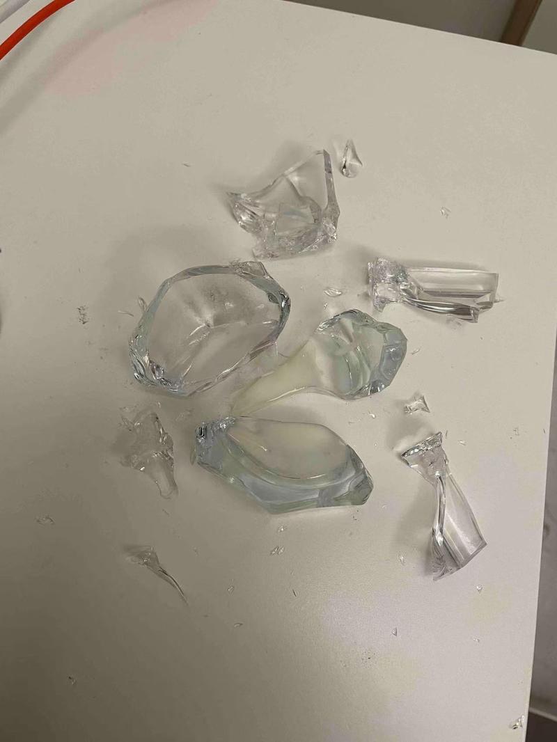 为什么玻璃杯会自己爆裂,为什么玻璃杯会突然爆炸