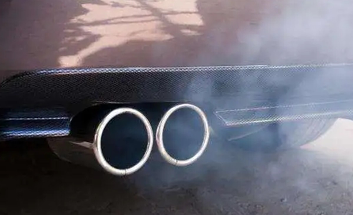 为什么有的车冬天排气管白烟少,冬季排气管冒烟与不冒烟