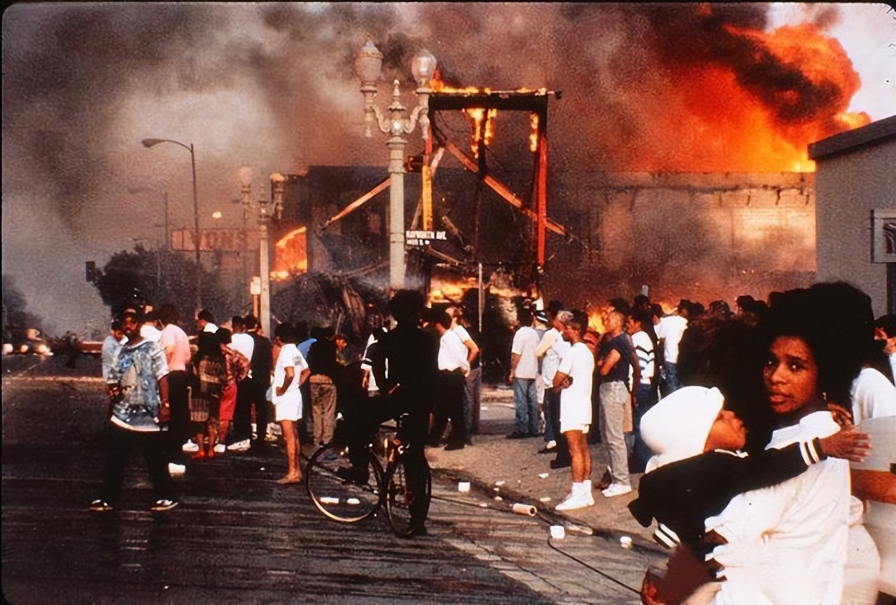 黑人不怕警察怕韩国人？一场自卫反击战让韩国人在美国获得尊重