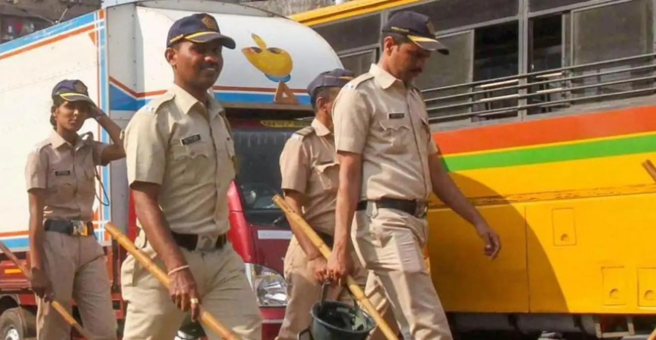 印度警察硬核执法现象,印度警察木棍执法反被反击