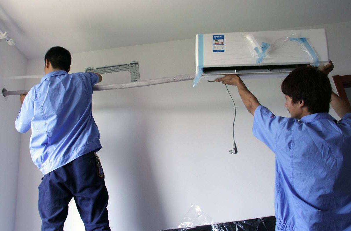 空调漏水维修师傅,空调漏水找师傅来修两百块钱