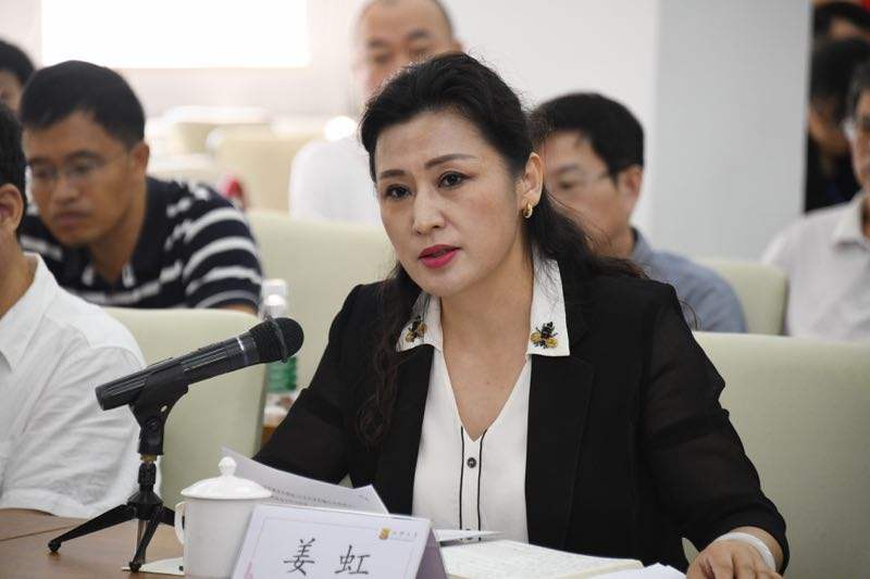 她被誉为最美女校长，39岁成教授，49岁当大学校长，54岁知性美丽