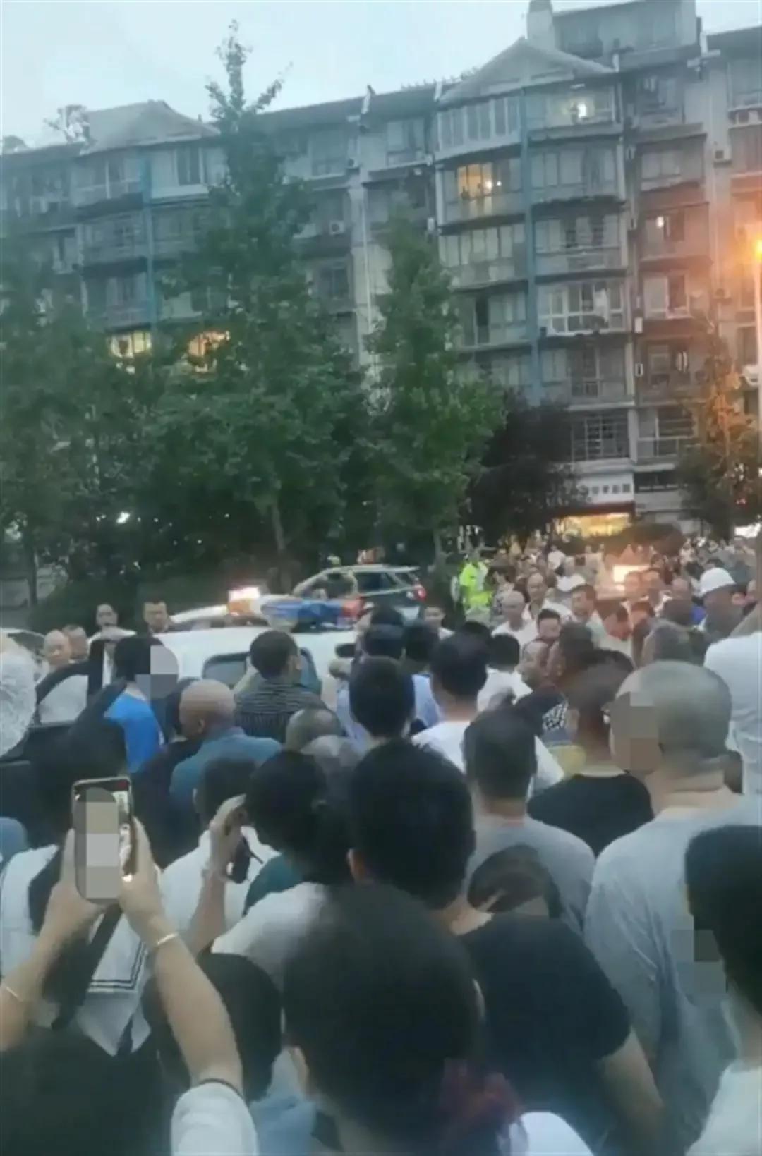 内江城管和摊贩发生冲突原视频,内江城管与摊贩冲突被堵