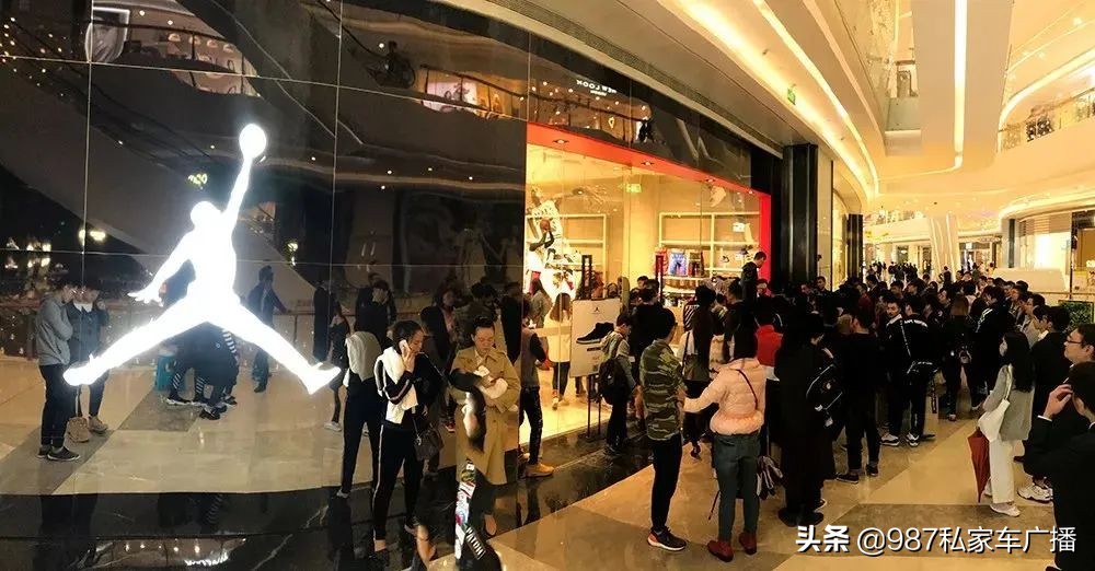 福州男子上千元买AJ，没穿几次就“废”？客服还“翻白眼”？