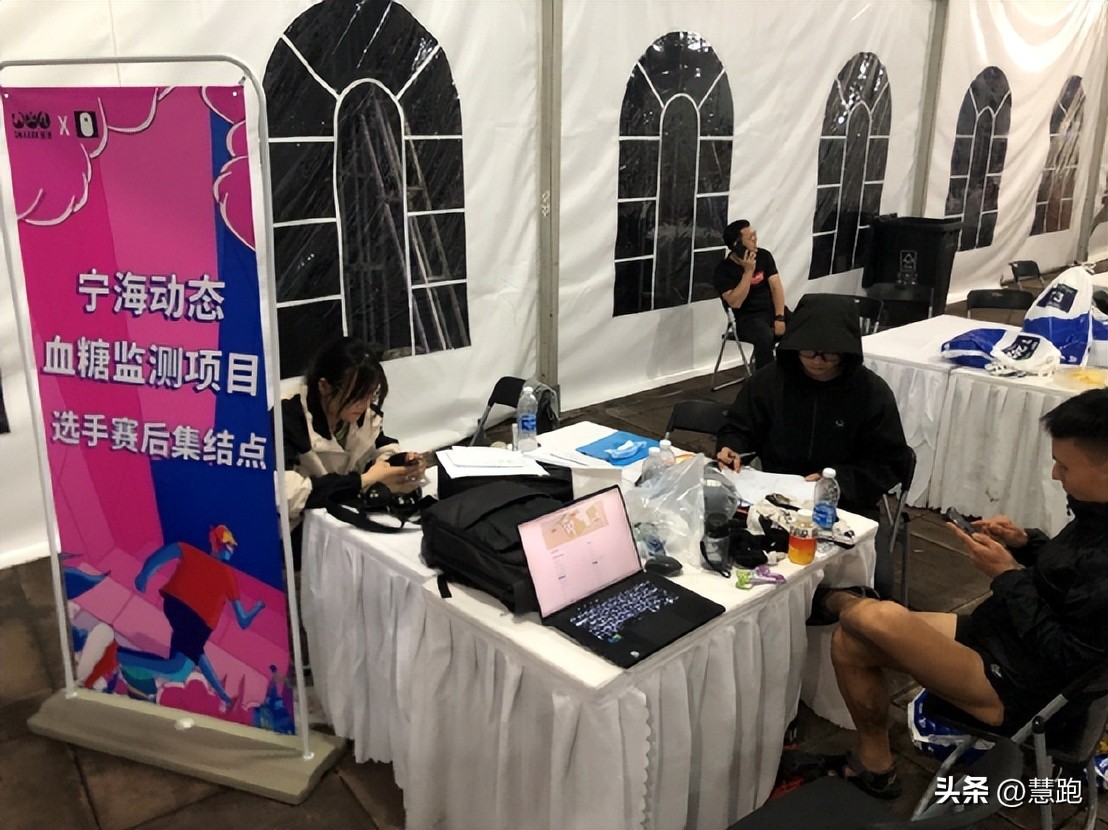 长距离比赛该吃多少能量胶：来自全新可穿戴技术的实证