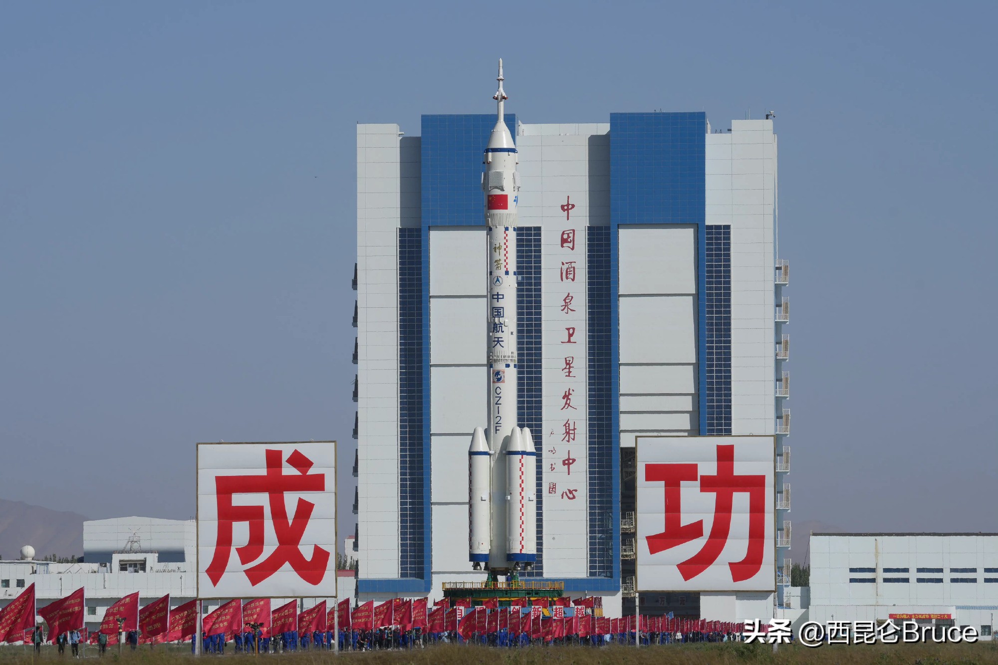 杨利伟迎接神十六航天员出舱,杨利伟我国第三批航天员选拔完成