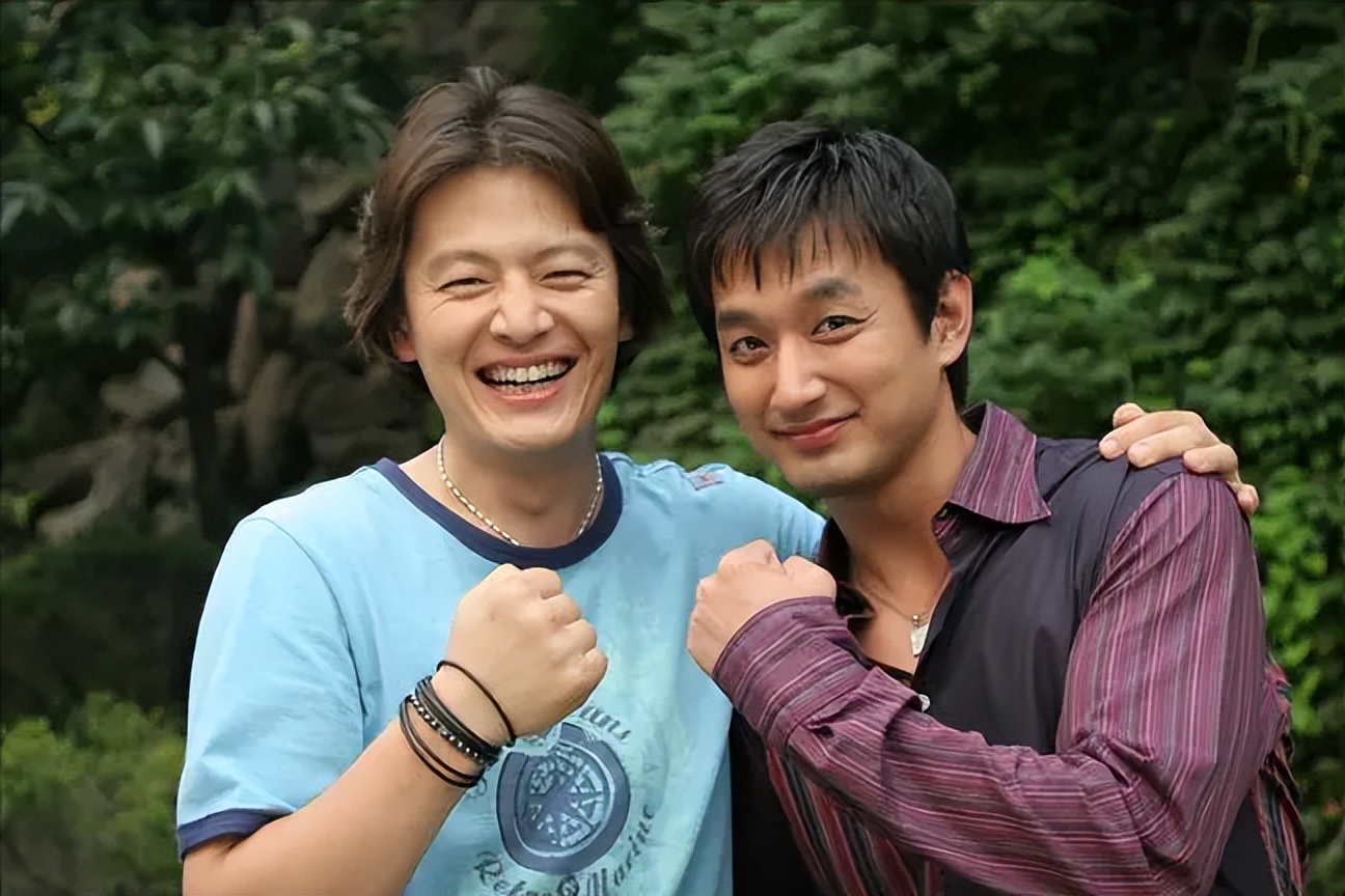 寻求集体认同的救助者，是生与死的过渡性标准，连通众人伦理情感