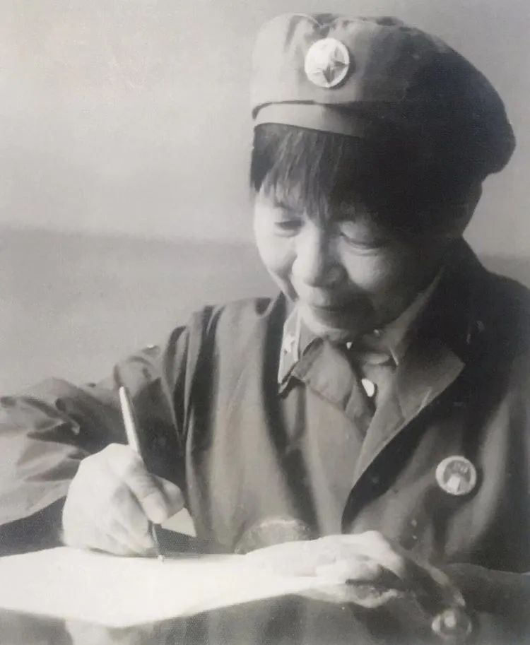 1962年，*长首**乘车奔赴前线，公路上突然窜出一个列兵挡住车…