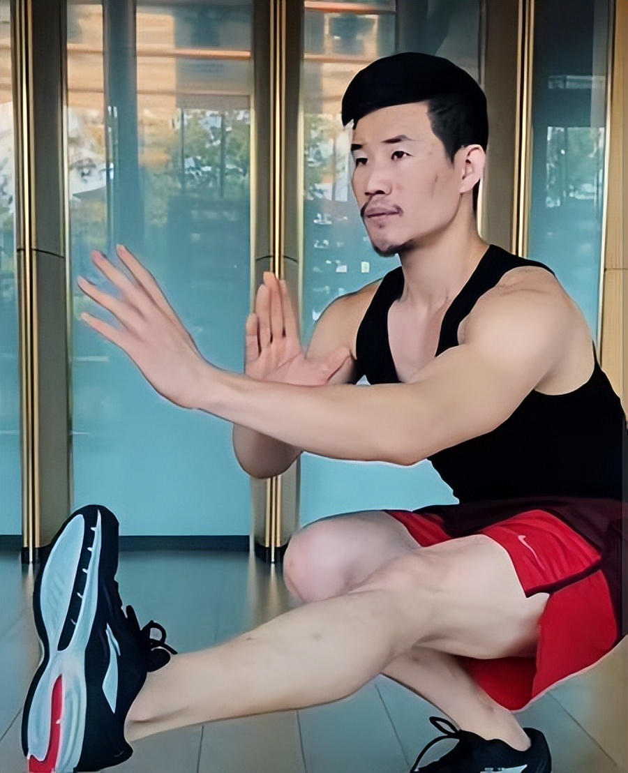 嘎子后空翻桌子视频,嘎子倒立下楼梯