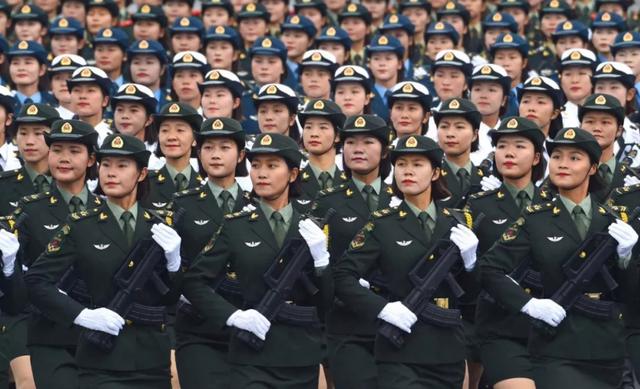 美国女兵的训练日常,各国女兵比拼中国女兵英姿飒爽