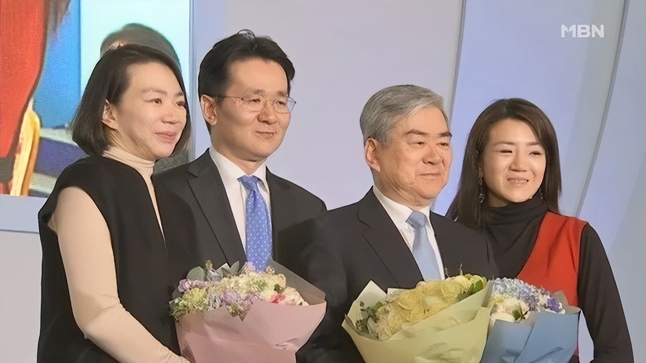 赵显娥让空姐下跪道歉视频,赵显娥逼停飞机事件