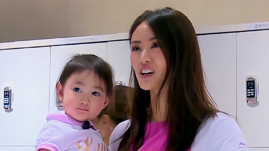 “只讲英文”李安琪：嫁*小鹏李**13年，从不说中文，哪来的优越感？