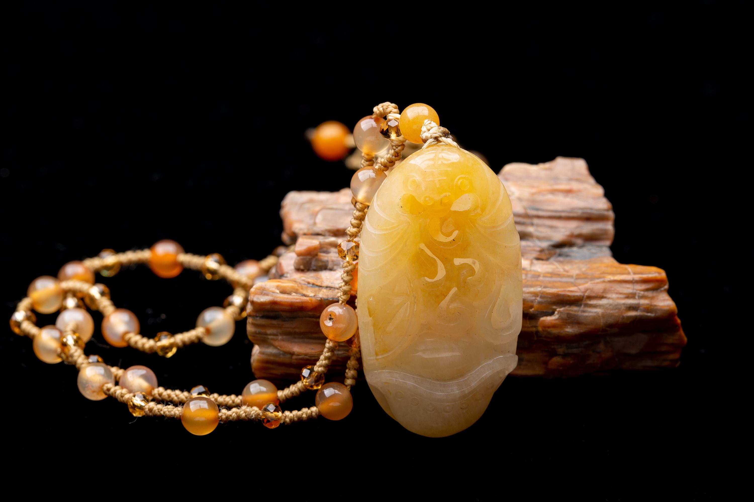 戈壁滩上的什么石头最值得收藏,戈壁滩黑色带蜂窝石头是什么石