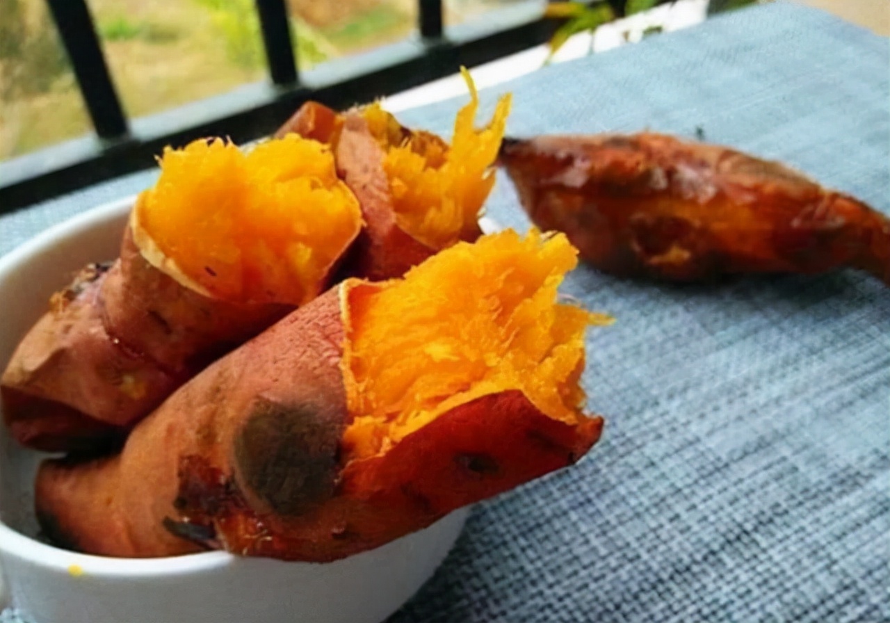 女大学生减肥一直吃零食,23岁女孩为减肥只吃水果充饥