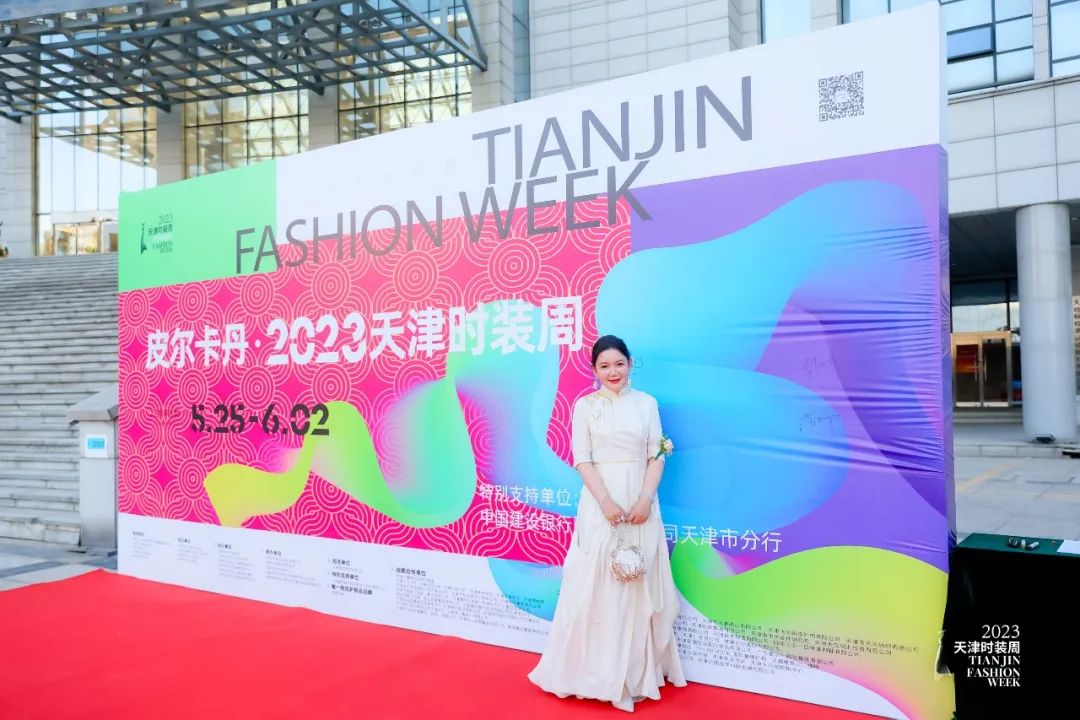 皮尔卡丹把时尚带入中国,皮尔卡丹中国服装展