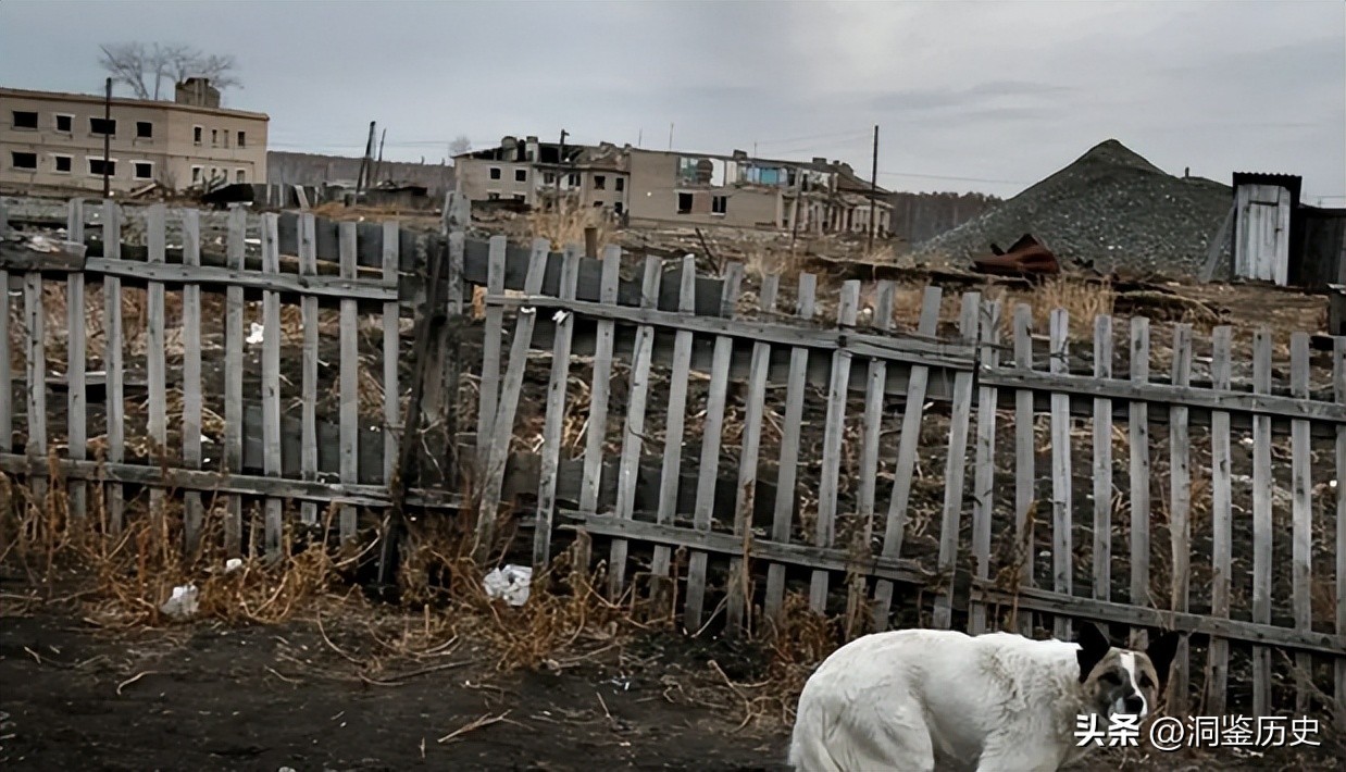 1987年，一女孩误食蓝色粉末后内出血死亡，下葬时却遭2000人抗议