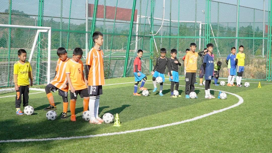 大山里的球场,大山里面的球场