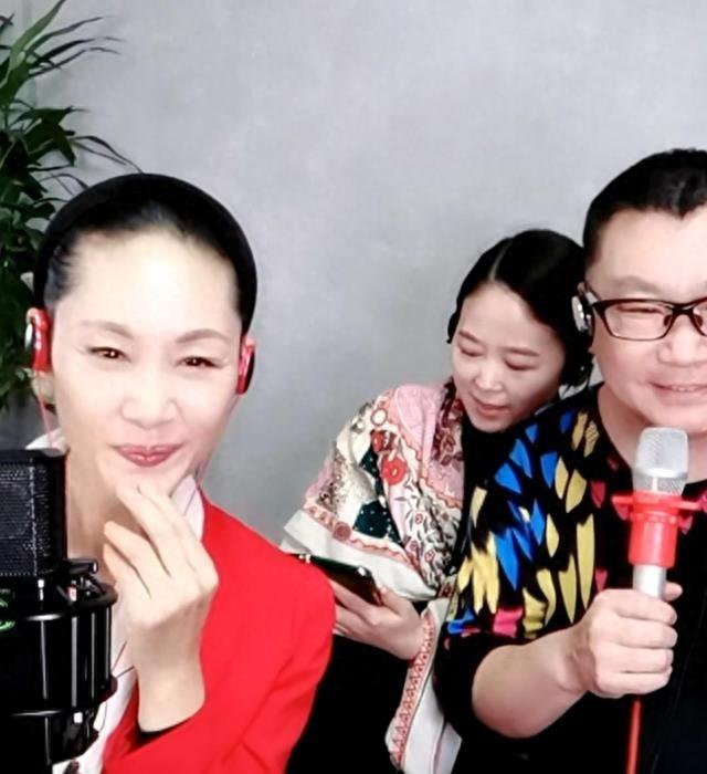 “纤夫哥”的跌宕人生：从春晚到牢狱，再到娶小娇妻