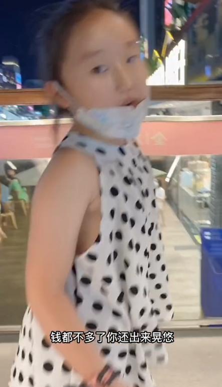 9岁小网红沦为赚钱工具,父母离婚后仍不间断更新,掉钱眼里了?