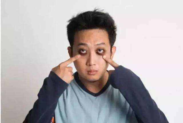 床头不能朝东的俗语,老话说床头不能挂东西