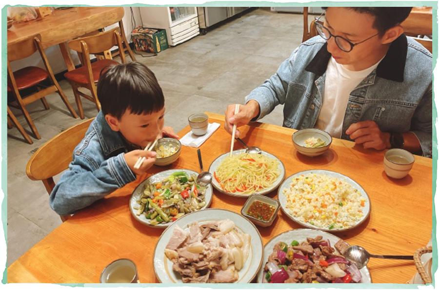 史上最苦亲子游，最惨时三人分一碗泡面！我为什么还要带年糕来？