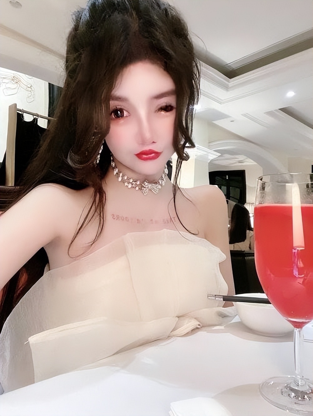 15岁网红自曝整形超100次，后遗症记忆力衰退，换脸停不下来