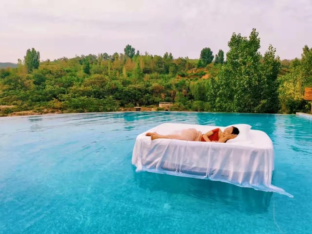 神仙眷侣辞掉高薪工作，爆改废弃山谷，悬崖高空造无边恒温泡池