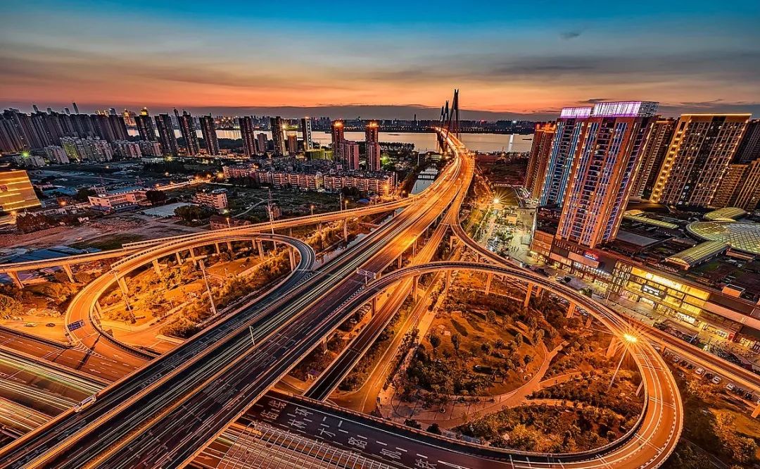 混在县城深度好文完整版,深度长文混在小县城深度解析