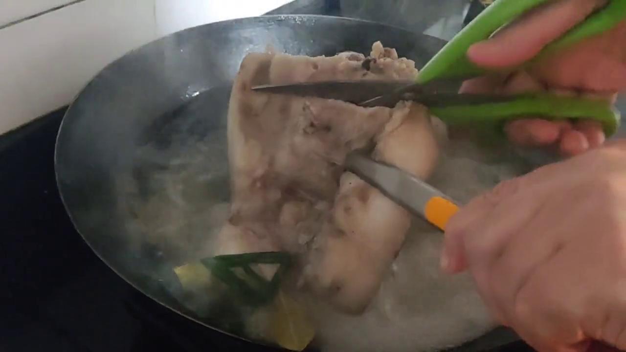 卤猪头皮爽口不腻怎么做到的,卤猪头皮用什么炒好吃