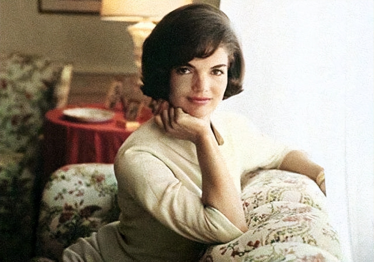 肯尼迪总统被*杀暗**后39岁的妻子为什么会改嫁给62岁的希腊富翁