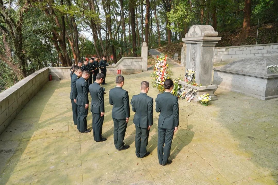 解放军清明缅怀红军先烈活动,清明祭奠革命先烈解放军鸣枪