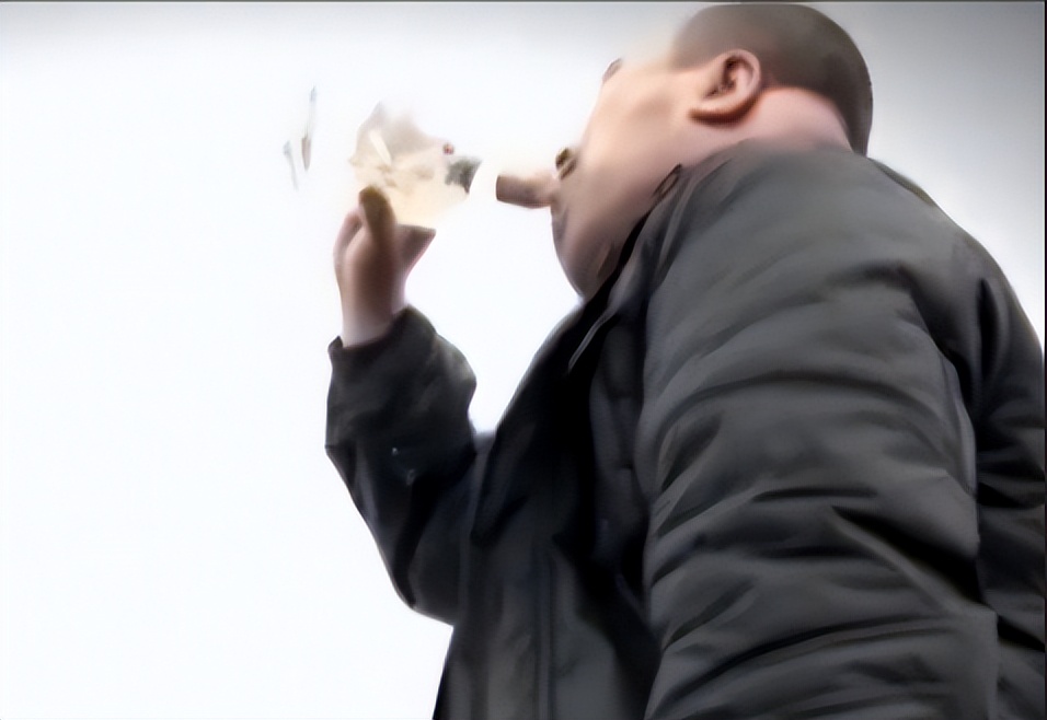 辽宁男子喝3万斤酒撑大脖子,男子嗜酒如命一天三四斤白酒