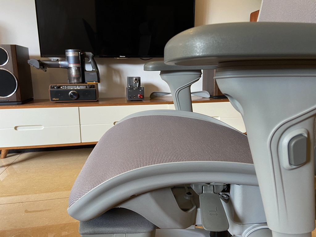 这是一把将护腰做到极致的人体工学椅，网易严选工程师系列体验