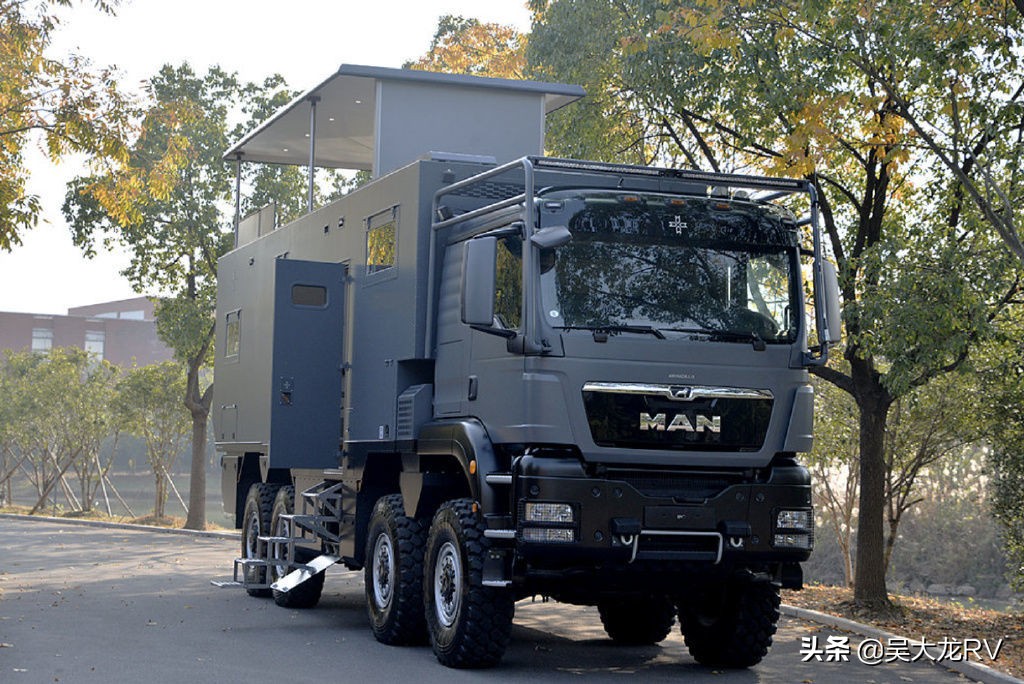 奔驰房车末日堡垒 (七个人的末日堡垒房车)