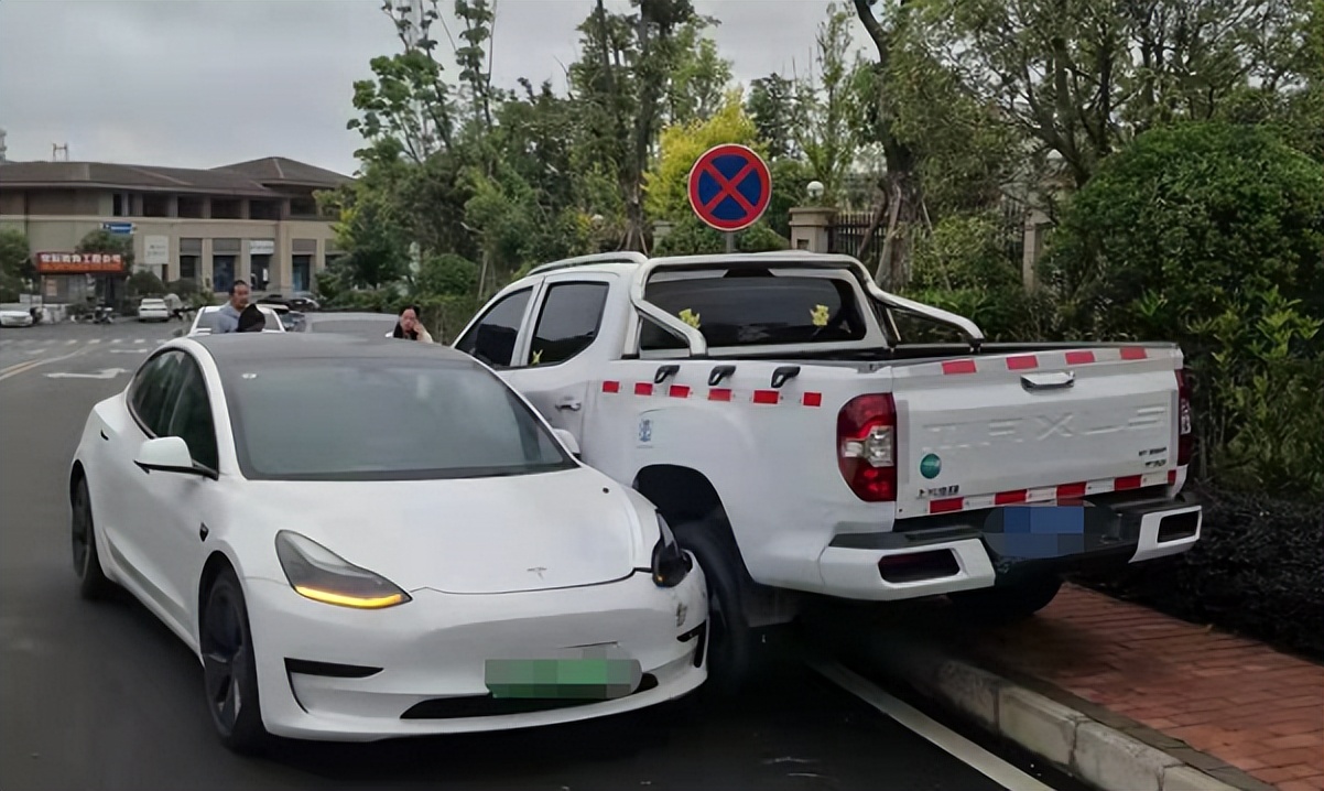 特斯拉高价刹车失灵撞击十几部车,两车相撞车主本来不想追责