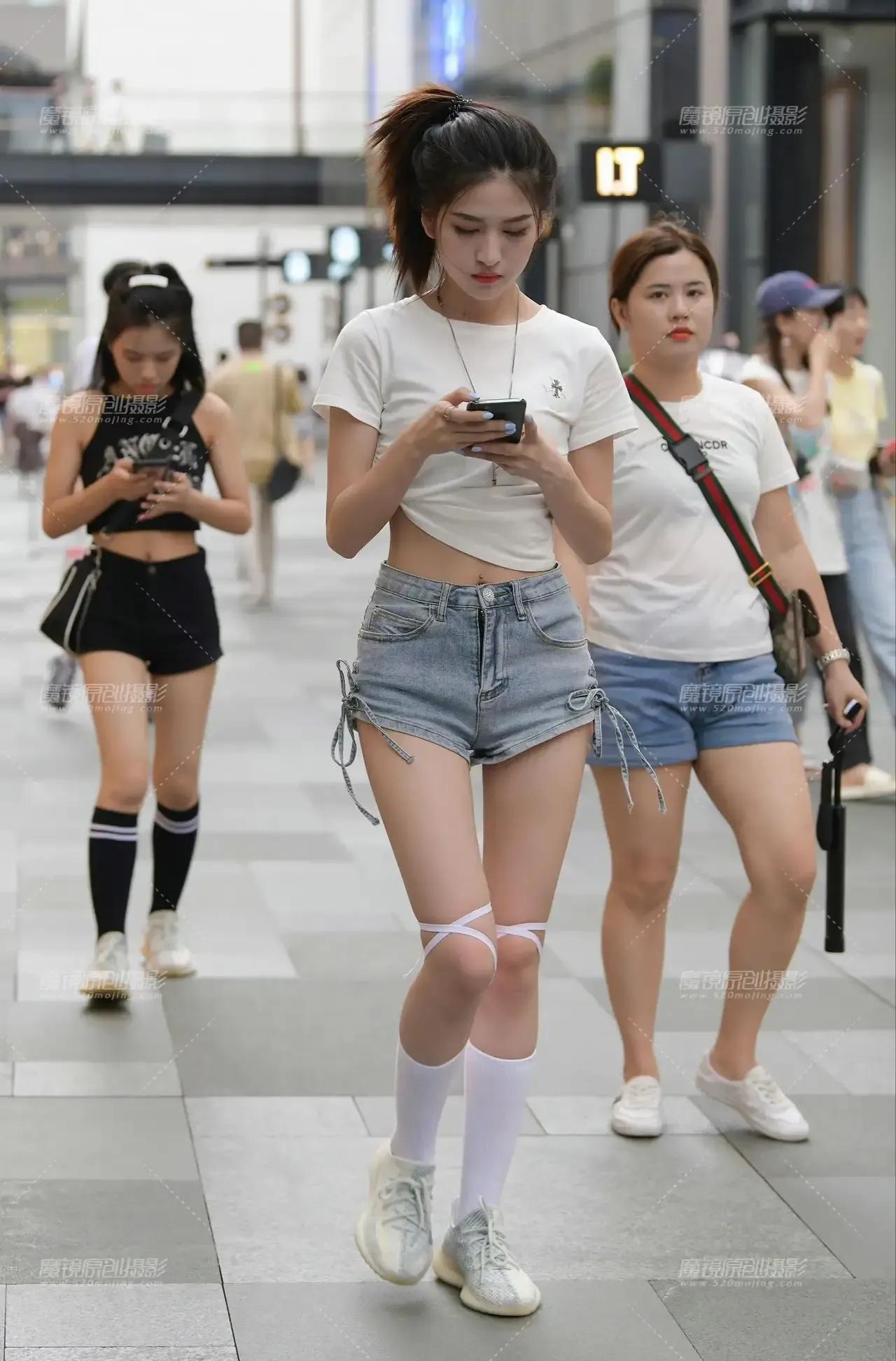 非主流街拍女生照片,街拍俏皮可爱的图片