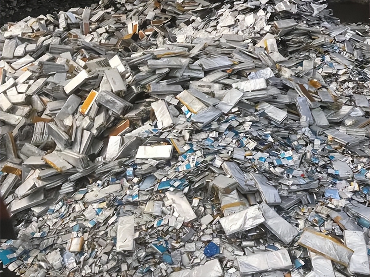 出道即报废，城市边缘堆满了新能源车“坟墓”，背后有什么危机？