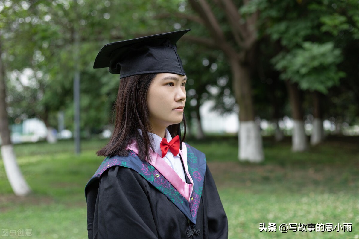 父亲为了阻止女儿去大学后续,爸爸为了阻止女儿学习把书都烧掉