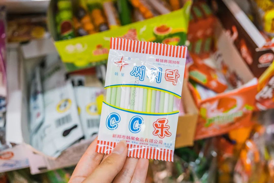 校门口的小店从来没有让人失望,校门口小店生意火爆