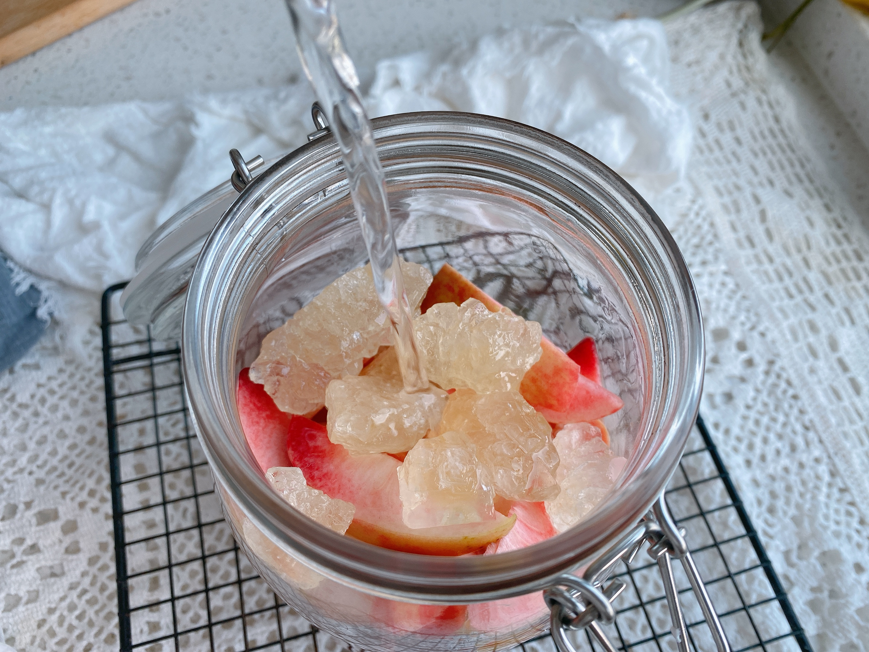 桃子酒的家庭简单酿制方法,如何酿制桃子酒好喝