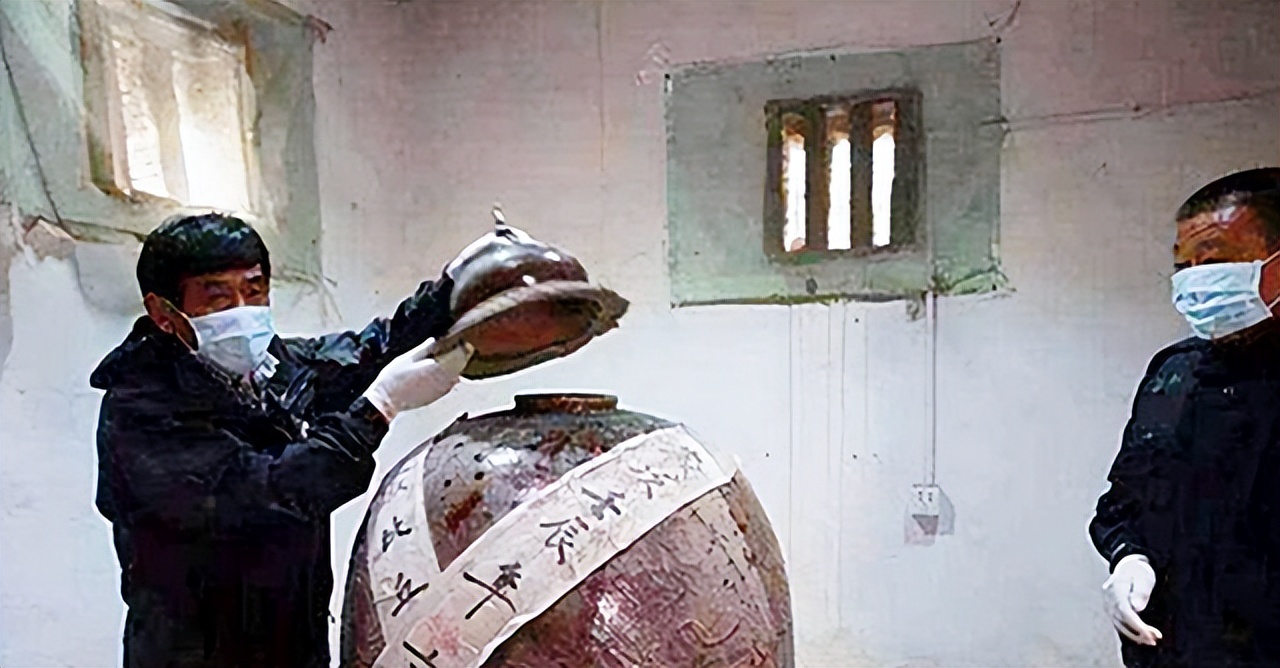 江西孝子为父亲遗体塑金身 (江西男子为父亲塑成金身)