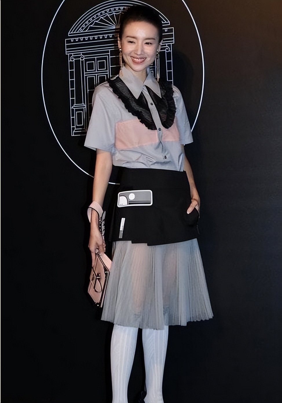 白色*袜丝**搭配学生连衣裙，董洁女神的迷人一笑，网友：心动了