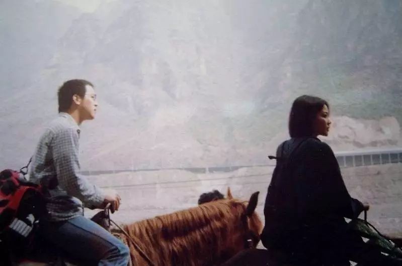 王菲和谢霆锋最真实感情最新消息,谢霆锋王菲机场牵手说明了什么