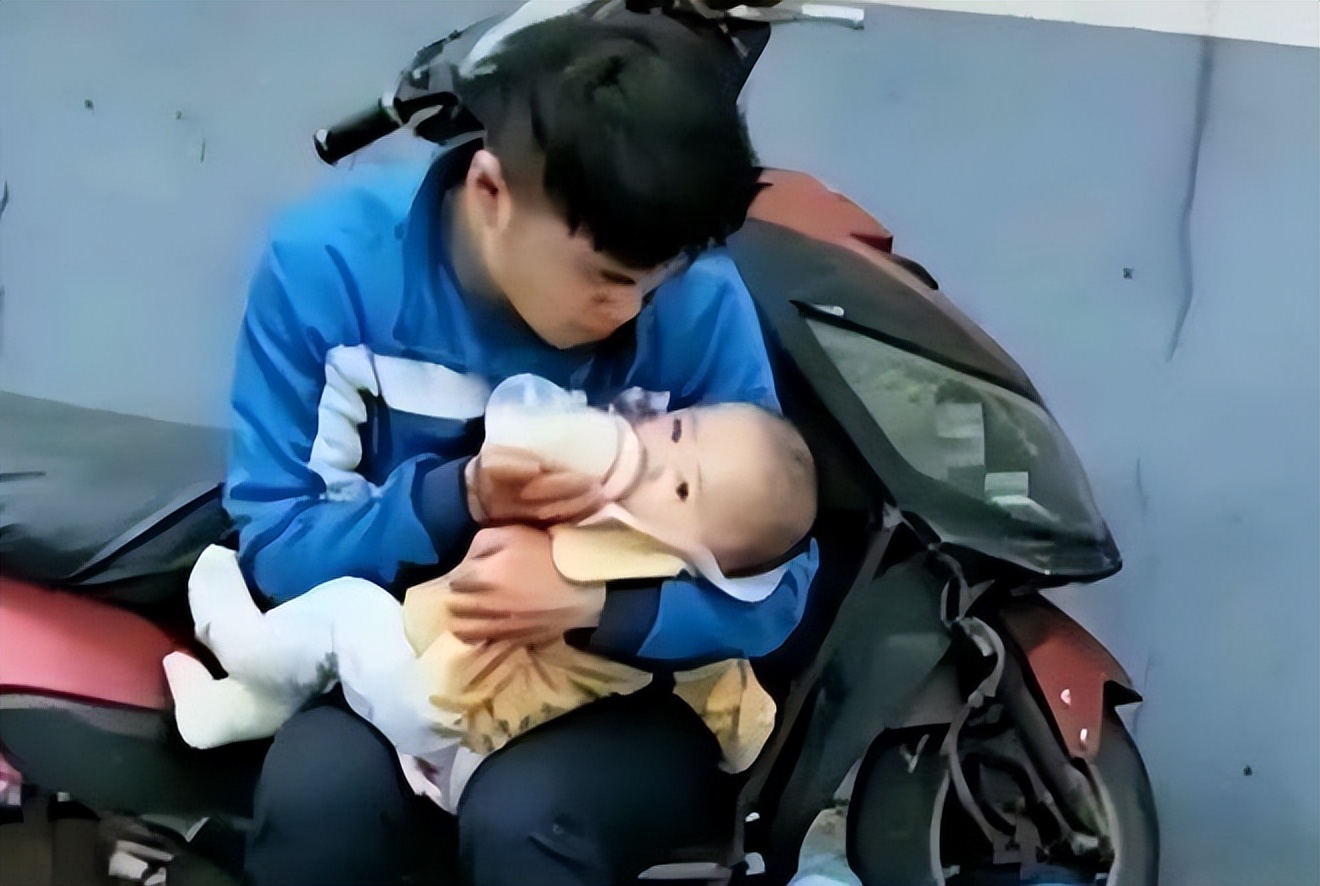 安徽送外卖小哥带着女儿,90后小哥带着孩子送外卖后续